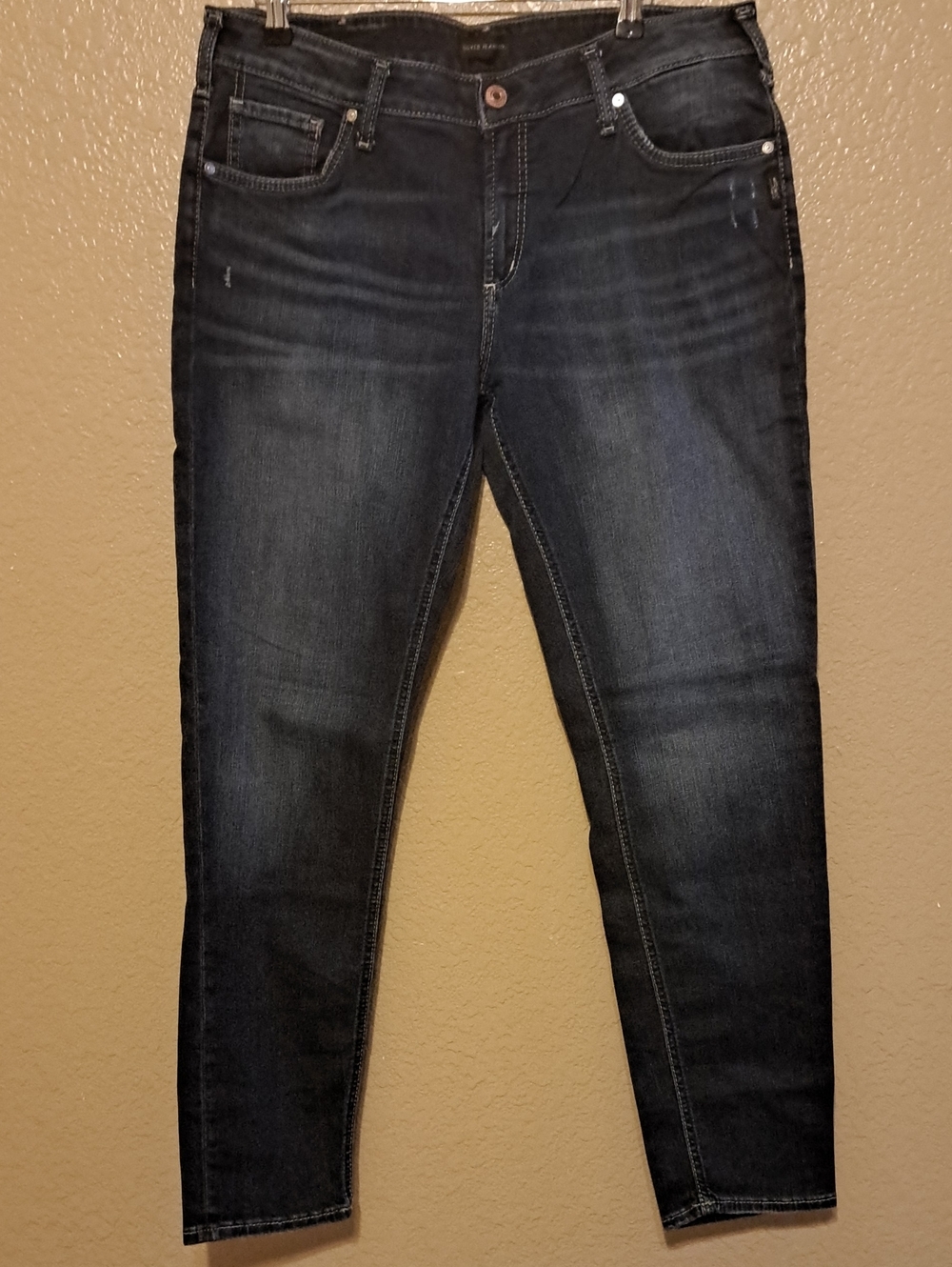 Silver Jeans Women’s Boyfriend in Dark Indigo. Size 34